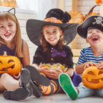 Halloween 2021 w domu. Pomysły na aktywności z dziećmi