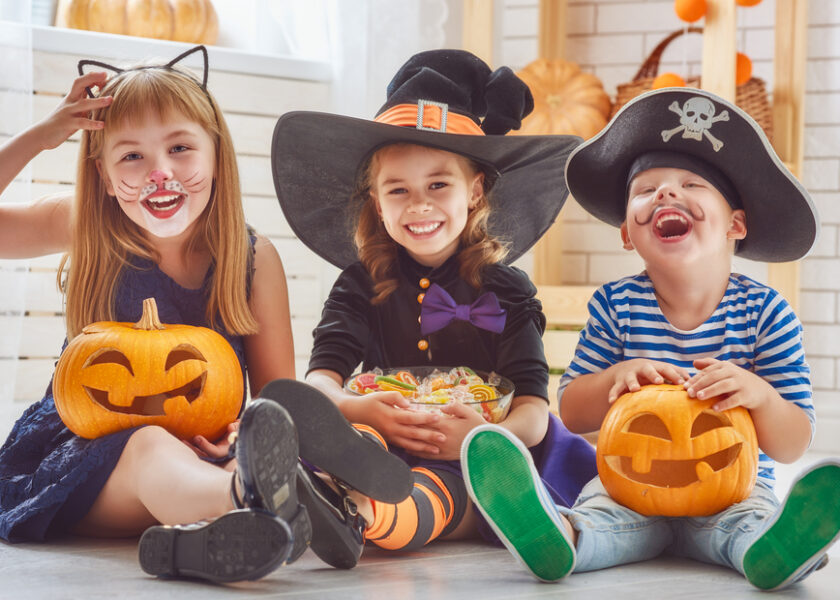 Halloween 2022 w domu. Pomysły na aktywności z dziećmi