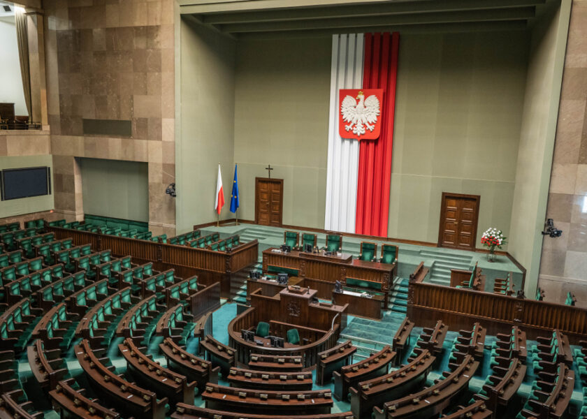 Polska posłanka karmi piersią w Sejmie – wylał się na nią hejt. Czy słusznie?