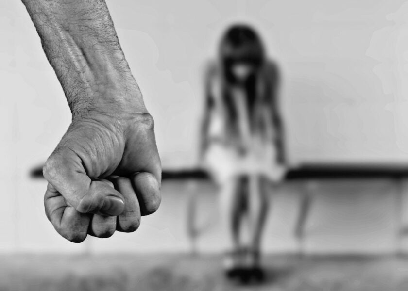 Kobieta zwróciła uwagę agresywnej matce i… dostała pięścią w głowę