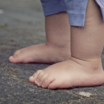 Chodzik dla dziecka - jakie zagrożenia stwarza