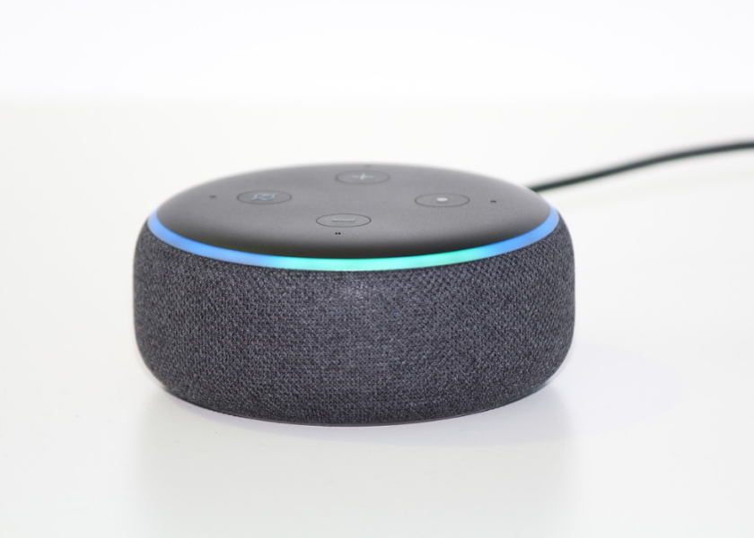 Głośnik Amazona niebezpieczny. Alexa kazała dziecku dotknąć monetą wtyczki wystającej z gniazdka