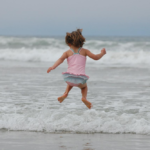 Z dzieckiem na plażę - 8 rzeczy, o których trzeba pamiętać, by wypocząć nad wodą