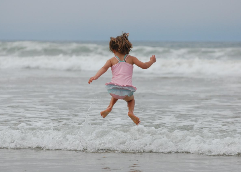 Z dzieckiem na plażę – 8 rzeczy, o których trzeba pamiętać, by wypocząć nad wodą