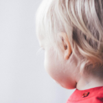 Przekłuwanie uszu dziecka — w jakim wieku najbezpieczniej?
