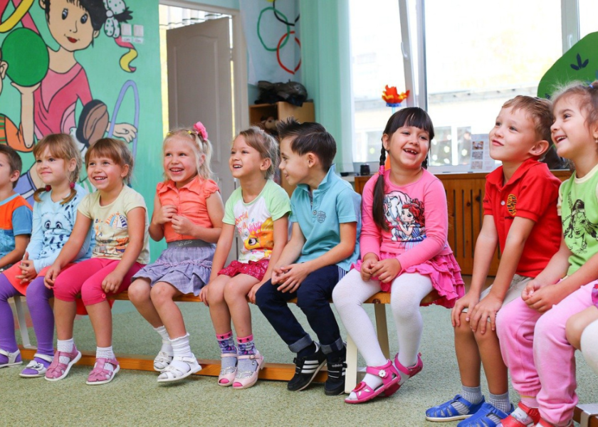 Dzień Nauczyciela 2024 w przedszkolu – prezenty od rodziców i dzieci