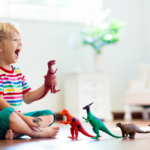 Lalki Barbie i dinozaury – jak te kultowe zabawki wpływają na rozwój dziecka?