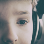 Dziecko się boi hałasu — czy to normalne?