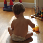 Zabawy sensoryczne dla niemowlaków – proste i bezpieczne pomysły
