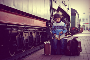 dziecko, walizki, pociąg