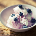 Przepis na zdrowe lody z jogurtu i owoców, idealne dla dzieci!