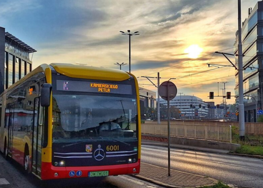 Małe dziecko zakrztusiło się na ulicy. Uratował je kierowca autobusu