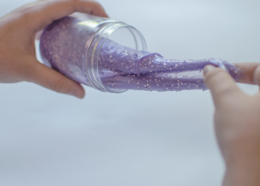 Slime – fenomen zabawki. Dlaczego dzieci kochają tę dziwną maź?