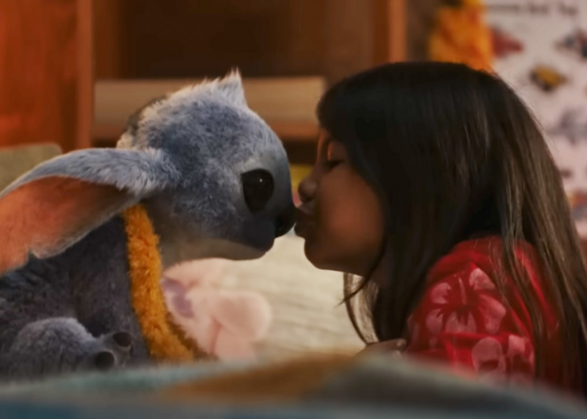 Humor, wzruszenia i niebieski futrzak z kosmosu – recenzja filmu ‘Lilo i Stitch’
