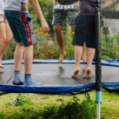 Domek w ogrodzie jako sposób na oderwanie dziecka od ekranu – dlaczego to działa?
