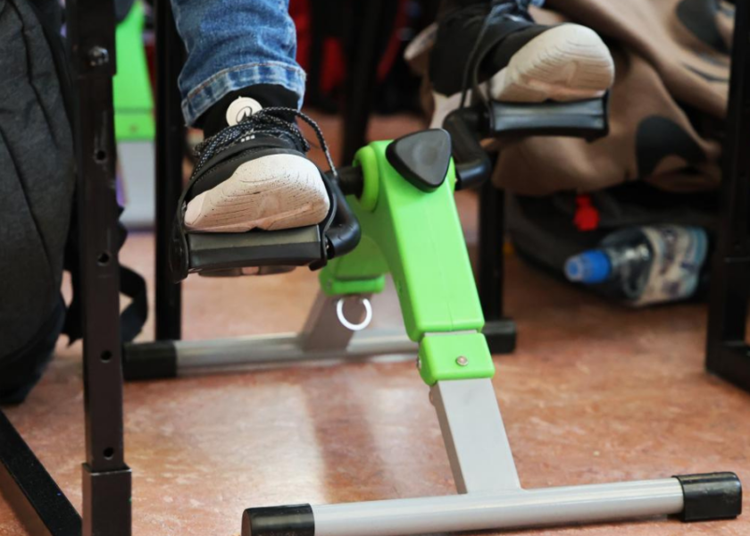 Nogi w ruch, głowa pracuje! Żoliborska podstawówka testuje ‘rowerki do nauki’