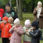 Dzieci z kieliszkami podczas otwarcia placu zabaw. Sprawą zajmuje się Rzecznik Praw Dziecka