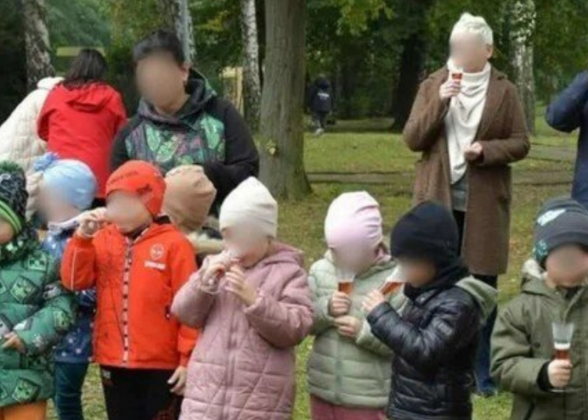 Dzieci z kieliszkami podczas otwarcia placu zabaw. Sprawą zajmuje się Rzecznik Praw Dziecka