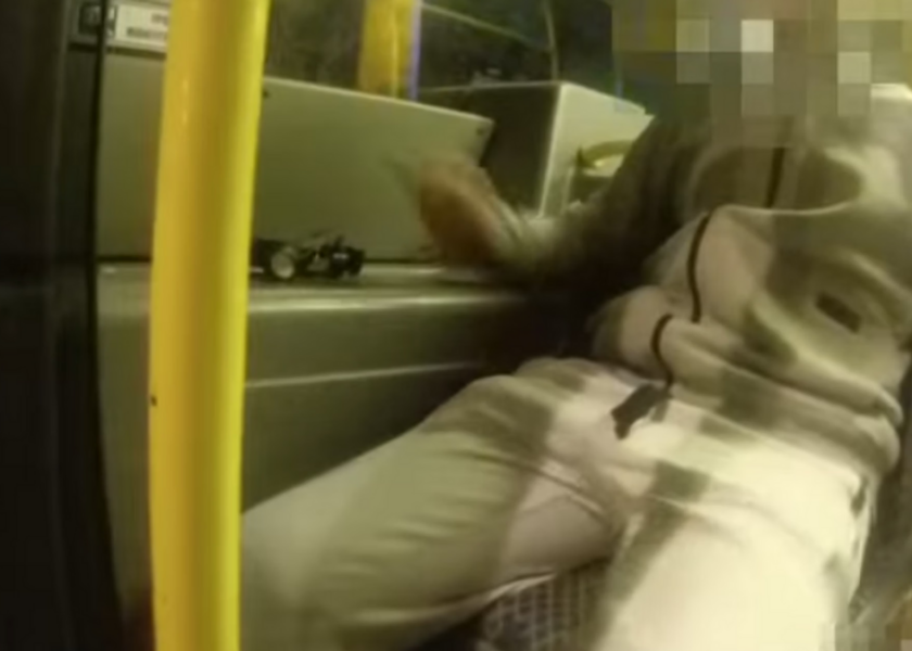 Uciekł po kłótni z mamą. 10-latek odnaleziony przez policjantów z Wrocławia [NAGRANIE z kamery]