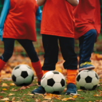 Piłkarska przygoda pięciolatka – czy warto zapisać dziecko do szkółki jesienią?