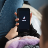 TikTok a dzieci. Dlaczego rodzice powinni powiedzieć zdecydowane „stop”?