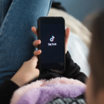 TikTok a dzieci. Dlaczego rodzice powinni powiedzieć zdecydowane „stop”?