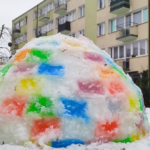 Zbudowali kolorowe igloo z dziećmi. Chwilę później na osiedlu pojawiła się straż miejska
