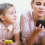 Parental phubbing – kiedy telefon jest ważniejszy niż dziecko