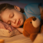Spokojny wieczór z dzieckiem. Jak stworzyć rytuały, które ułatwią zasypianie?