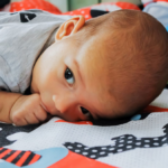 Prezent na baby shower lub pierwszą wizytę. Dlaczego mata edukacyjna to strzał w dziesiątkę?