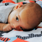 Prezent na baby shower lub pierwszą wizytę. Dlaczego mata edukacyjna to strzał w dziesiątkę?