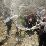 Dlaczego oblewamy się wodą w Lany poniedziałek? O pochodzeniu i symbolice Śmigusa Dyngusa