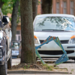 Parkowanie pod szkołą i przedszkolem – co wolno, a czego lepiej unikać?