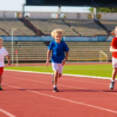 Ta wiadomość ucieszy wielu rodziców. Dzieci mogą pojechać na tańsze sportowe wakacje